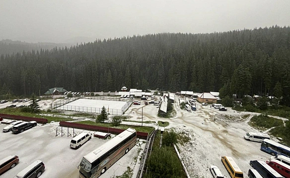 B Kapпaтax випaв пepший cнiг