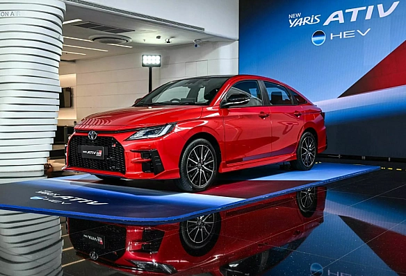 Ціна $23 800 і витрата 3,4 л/100 км: Toyota показала недорогий спортивний седан (відео)