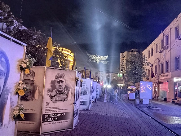 Засвітили Промені пам'яті і ліхтарики: у Хмельницькому в День незалежності вшанували полеглих захисників