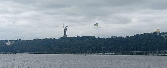 У Києві приспустили головний прапор України: що сталося