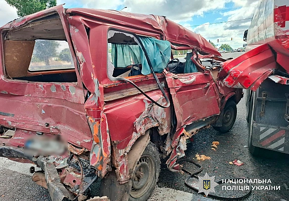 Поблизу Полтави зіткнулися мікроавтобус з вантажівками: є травмовані