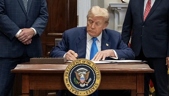 Президент США підписав указ про відповідальність за наругу над державним прапором