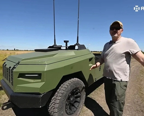 Новий український робот-дрон тягне 3 тонни і їде без водія