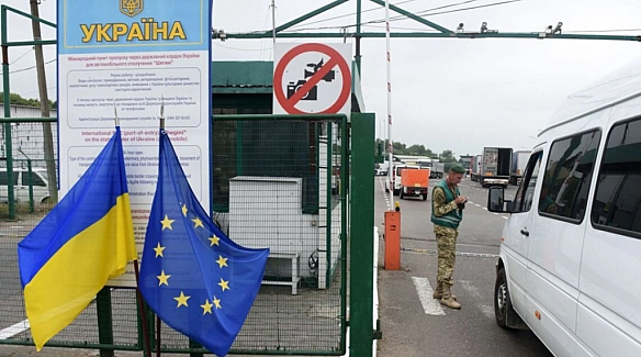 Кабмін дозволив перетинати державний кордон усім чоловікам віком до 22 років