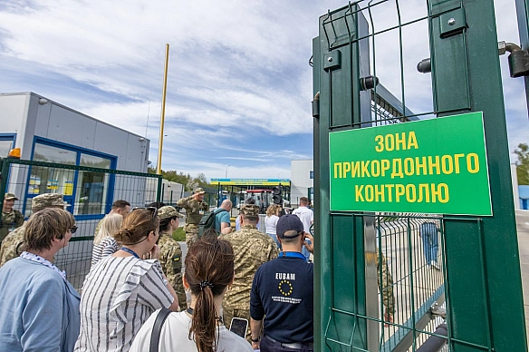 Кабмін дозволив чоловікам до 22 років виїжджати з України