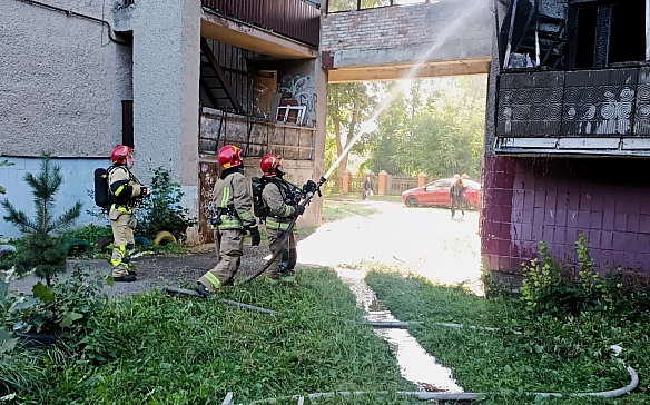 У Франківську під час пожежі надзвичайники врятували жінку, евакуювали шістьох дорослих та одну дитину