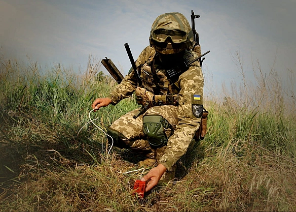 Небачений масштаб: розмінування в Україні стало найскладнішим у світі – The Guardian (Відео)