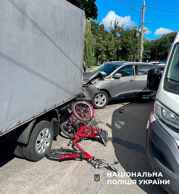 У Києві авто збило пенсіонера на триколісному велосипеді: деталі ДТП (фото)