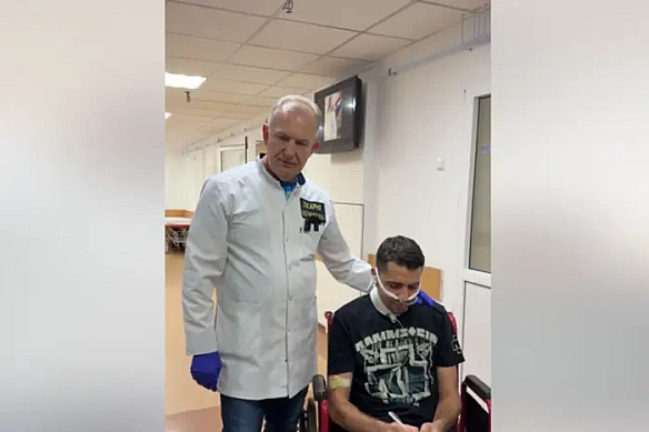 Росіяни перерізали горло та кинули в яму: історія військового, який пережив полон (відео)
