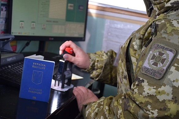 Кабмін дозволив виїзд за кордон чоловікам до 22 років: коли почнуть діяти зміни