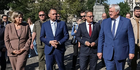 «Нічого милішого ви сьогодні не побачите». Глава МЗС Люксембургу стрибнув у обійми Сибіги під час зустрічі — відео