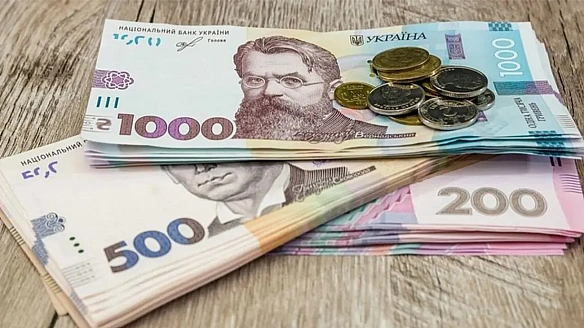 В Україні середня зарплата за місяць зменшилась майже на 2 тисячі гривень - ПФУ