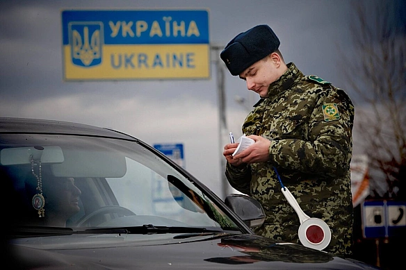 Виїзд за кордон до 22 років: що вирішив Кабмін і які перепони залишаться для чоловіків