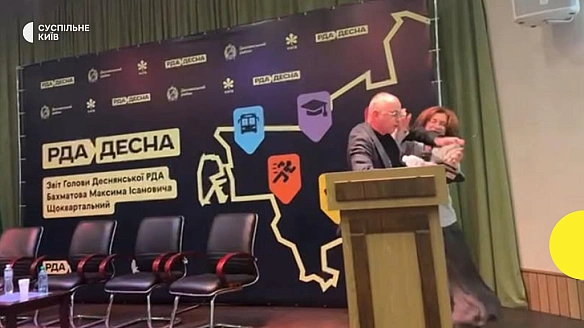 Голова Деснянської РДА Бахматов намагався силоміць виштовхати із залу заступницю голови КМДА — Старостенко