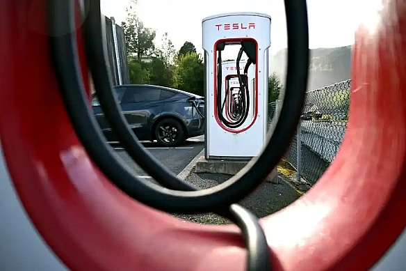 Продажі Tesla в Європі падають, BYD обганяє конкурента у 2025 році