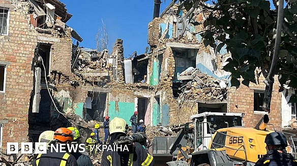 Наша квартира була там, де рятувальники стоять на руїнах. Репортаж ВВС з будинку, який зруйнувала Росія