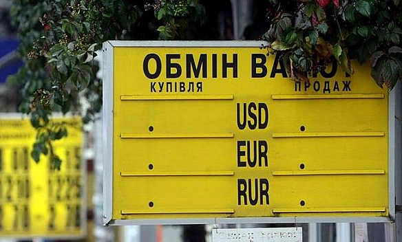 Гривня зміцнилася щодо долара, але знизилась щодо євро: Нацбанк встановив офіційний курс на п’ятницю