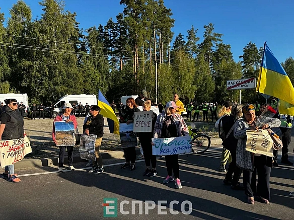 Люди вийшли на протест через відкриття Нацмеморіалу у Мархалівці. Активісти кажуть, що затримали близько десятка людей