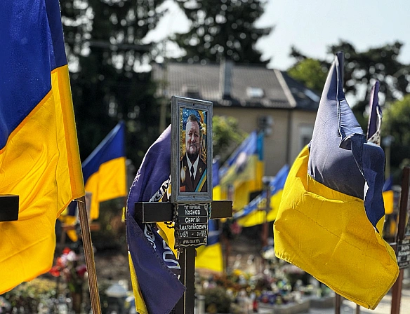 У День пам'яті захисників України полеглих військових вшанували на Пагорбі Слави в Ужгороді | ФОТО
