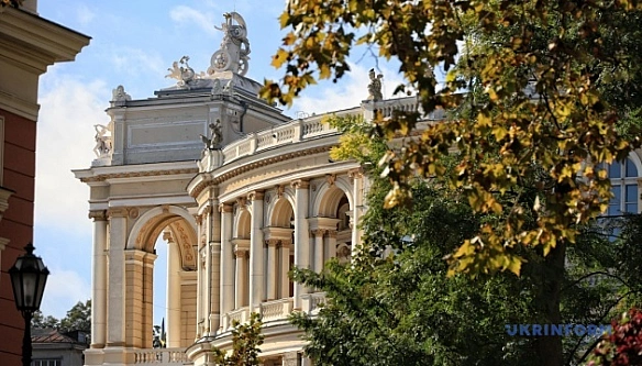 Осінь в Україні почнеться зі спеки, місцями пройдуть короткочасні дощі та грози