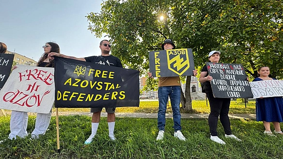 Я буду стояти, поки не звільнять усіх. У Франківську провели акцію Не мовчи! Полон вбиває!