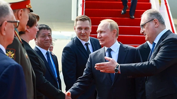 Путін прилетів з тривалим візитом до Китаю