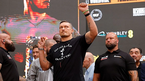 Промоутер заявив, що у Усика почнуть відбирати чемпіонські титули