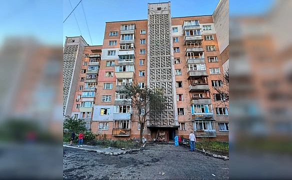 Росія атакувала Вишгород дронами: збили 70 БпЛА, у двір багатоповерхівки упав Шахед (фото)