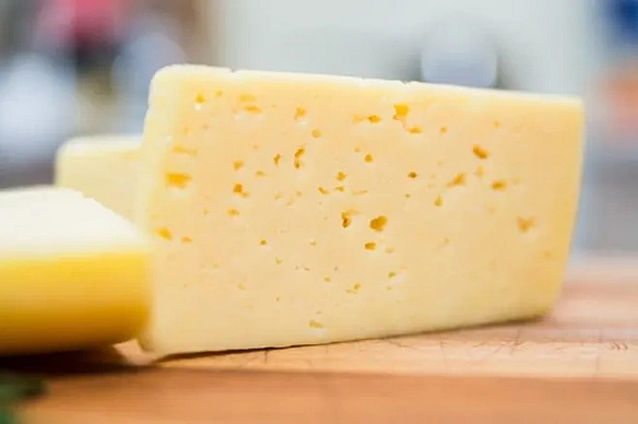 Попит на сирні продукти в Україні зростає через подорожчання сиру