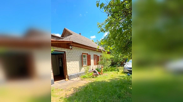 Буде райський куточок: жінка купила будинок у селі та показує як перетворює його в свої мрії (фото)