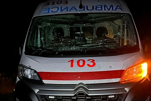 Атака на Дніпропетровщину: окупанти поцілили в авто «швидкої», є постраждалий