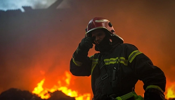 У Святошинському районі Києва внаслідок атаки рф горять автомобілі на парковці - КМВА