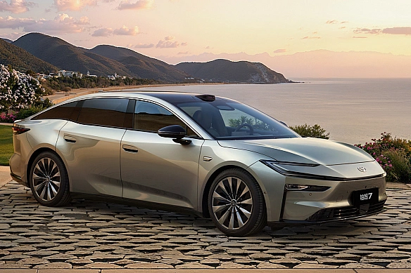Краще за Camry та Avalon: Toyota представила недорогу альтернативу Tesla Model S (фото)