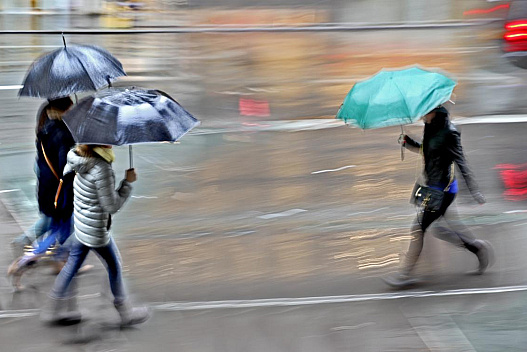 Дощ, сніг, вітер й стрибки температури: синоптикиня попередила українців про негоду - we.ua