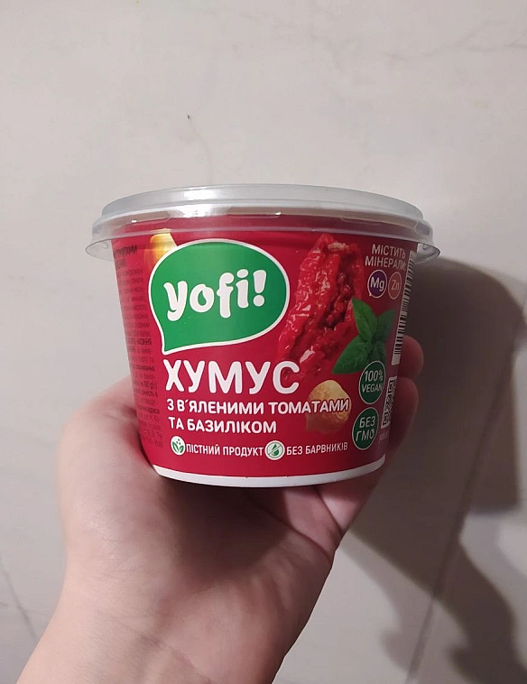 Хумус Yofi!Ціна: ~50-70 грнКількість: 250 гДе: та багато де, втомлюся перераховуватиВзагалі, я зазвичай тут оглядаю продук... - їж, читай, смійся на we.ua