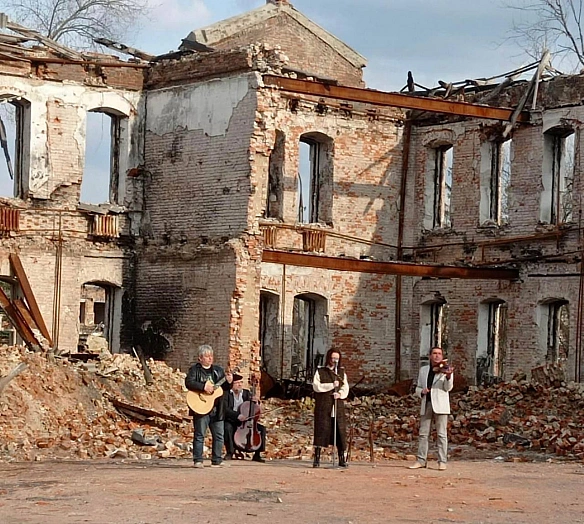 НЕРЕАЛЬНОМожна чимдужче втікати від війни, щоб врятувати себе і дітей. А можна стати живою стіною і берегти свій дім, свої поч... - Територія А на we.ua
