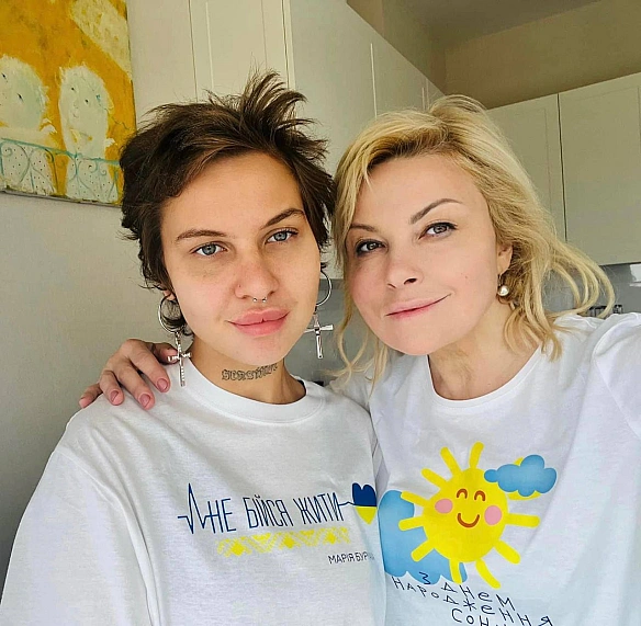 Марія Бурмака поділилася фото з донькою-іменинницею. Вітаємо Яринку і Марію!Щасливої долі!💛💙А ви ділитеся у соцмережах сімей... - Територія А на we.ua