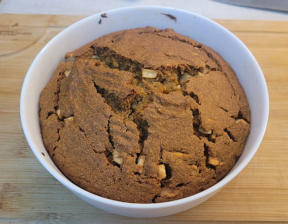 Мені сказали, що в цей раз пиріг вийшов ідеальний, тож я була зобов'язана поділитися ним з вами :) - їж, читай, смійся на we.ua