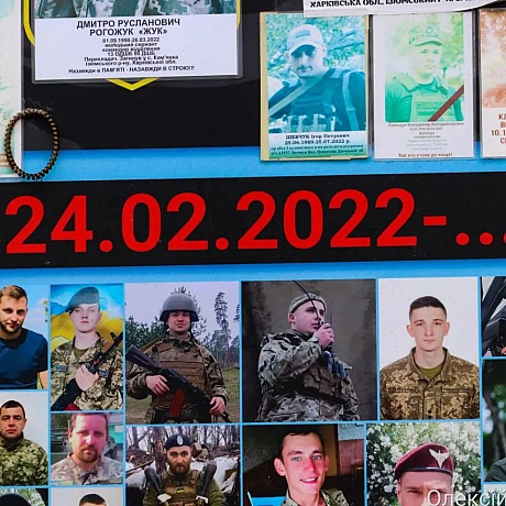 Зранку на Михайлівській площі Києва панувала тиша та затишок. Люди, сповнені скорботи, приходили, щоб вшанувати пам'ять загиблих... - Репортер інформує на we.ua