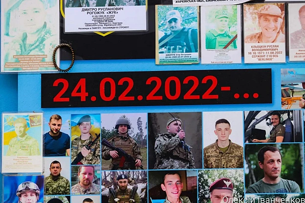 Зранку на Михайлівській площі Києва панувала тиша та затишок. Люди, сповнені скорботи, приходили, щоб вшанувати пам'ять загиблих... - Репортер інформує на we.ua