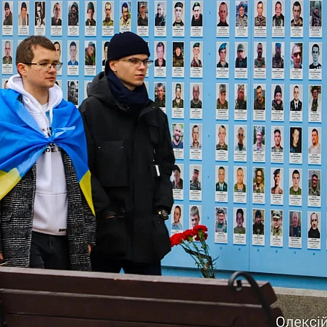 Зранку на Михайлівській площі Києва панувала тиша та затишок. Люди, сповнені скорботи, приходили, щоб вшанувати пам'ять загиблих... - Репортер інформує на we.ua