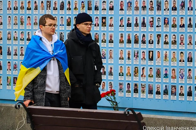 Зранку на Михайлівській площі Києва панувала тиша та затишок. Люди, сповнені скорботи, приходили, щоб вшанувати пам'ять загиблих... - Репортер інформує на we.ua