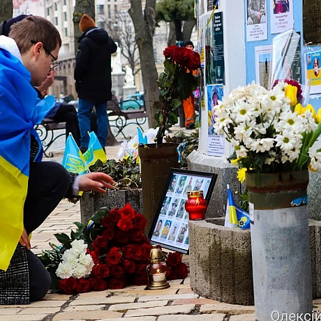 Зранку на Михайлівській площі Києва панувала тиша та затишок. Люди, сповнені скорботи, приходили, щоб вшанувати пам'ять загиблих... - Репортер інформує на we.ua