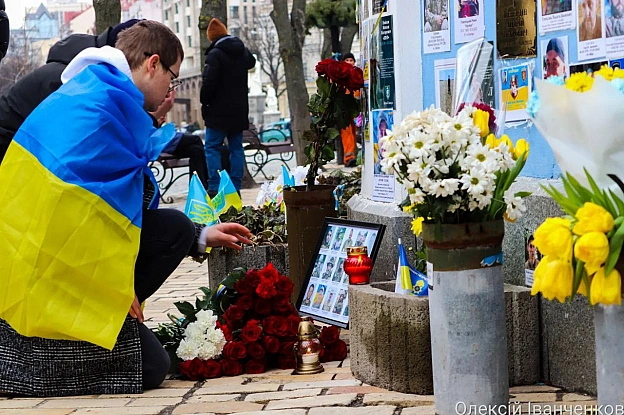 Зранку на Михайлівській площі Києва панувала тиша та затишок. Люди, сповнені скорботи, приходили, щоб вшанувати пам'ять загиблих... - Репортер інформує на we.ua