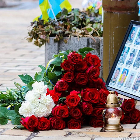 Зранку на Михайлівській площі Києва панувала тиша та затишок. Люди, сповнені скорботи, приходили, щоб вшанувати пам'ять загиблих... - Репортер інформує на we.ua
