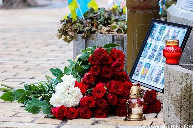 Зранку на Михайлівській площі Києва панувала тиша та затишок. Люди, сповнені скорботи, приходили, щоб вшанувати пам'ять загиблих... - Репортер інформує на we.ua