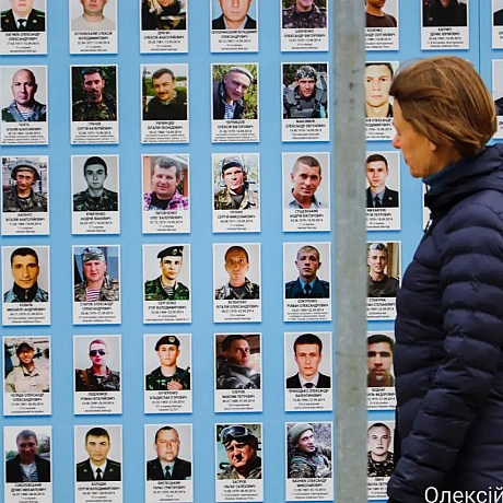 Зранку на Михайлівській площі Києва панувала тиша та затишок. Люди, сповнені скорботи, приходили, щоб вшанувати пам'ять загиблих... - Репортер інформує на we.ua