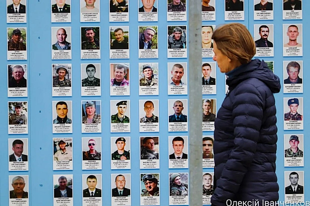 Зранку на Михайлівській площі Києва панувала тиша та затишок. Люди, сповнені скорботи, приходили, щоб вшанувати пам'ять загиблих... - Репортер інформує на we.ua