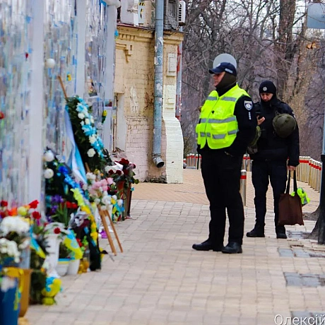 Зранку на Михайлівській площі Києва панувала тиша та затишок. Люди, сповнені скорботи, приходили, щоб вшанувати пам'ять загиблих... - Репортер інформує на we.ua