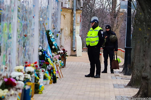 Зранку на Михайлівській площі Києва панувала тиша та затишок. Люди, сповнені скорботи, приходили, щоб вшанувати пам'ять загиблих... - Репортер інформує на we.ua